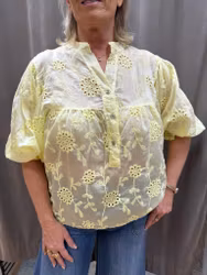 Gul blus med hålbrodyr