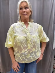 Gul blus med hålbrodyr