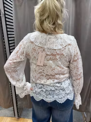 Vit spetsblus med krås