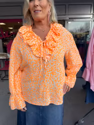 Vit blus med orange leoprint