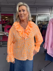 Vit blus med orange leoprint