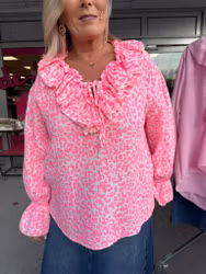 Vit blus med rosa leoprint