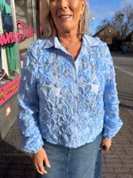 Blå skjorta med 3D blommor