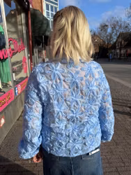 Blå skjorta med 3D blommor