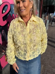 Gul skjorta med 3D blommor