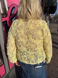 Gul skjorta med 3D blommor