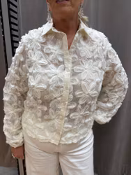 Cremevit skjorta med 3D blommor