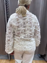 Cremevit skjorta med 3D blommor