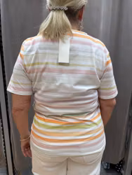 T-shirt med ränder och blommor