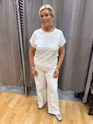 Cremevit stickad topp med hålmönster