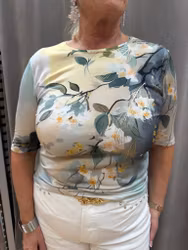 T-shirt med grönt mönster