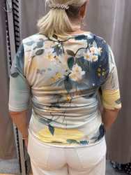 T-shirt med grönt mönster