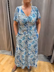 Blå paisley klänning i stretchmaterial