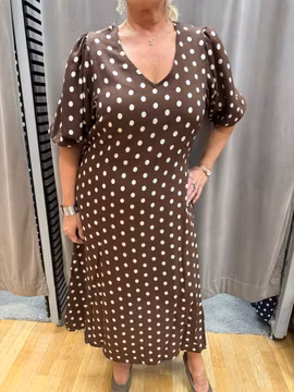 Brun klänning med vita prickar