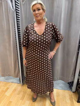Brun klänning med vita prickar