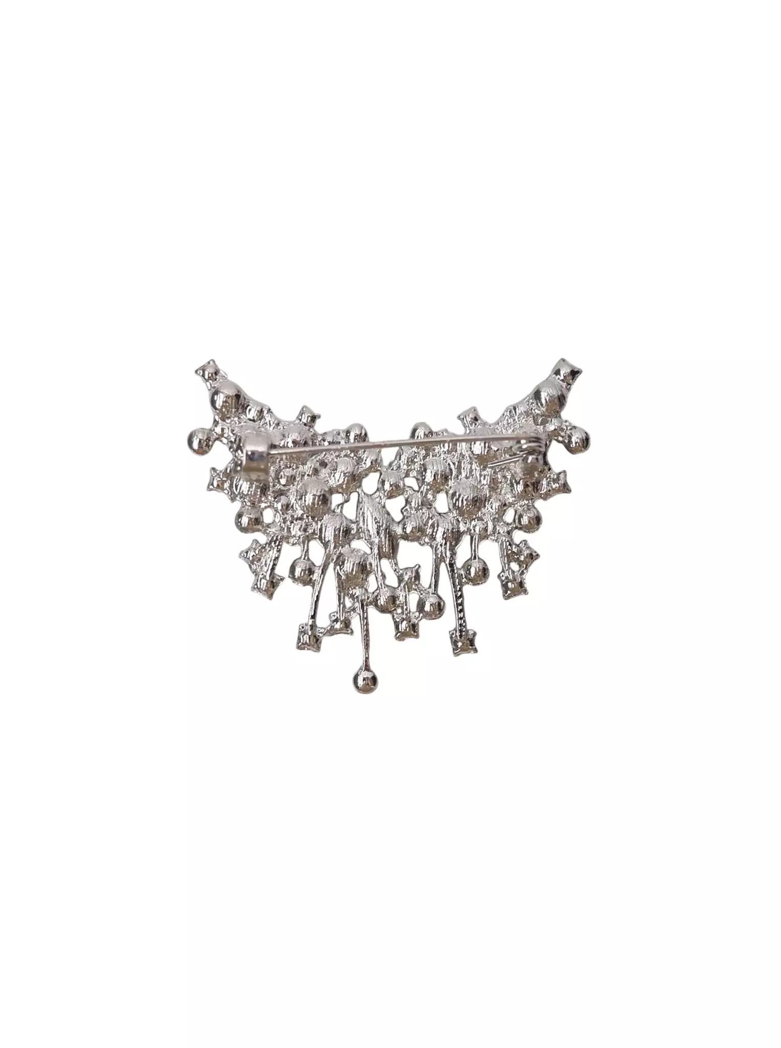 Brosch med pärlor och stenar