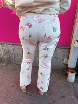 Cremefärgade jeans med somriga motiv