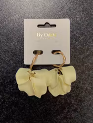 Örhängen med ljusgula löv