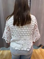 Cremevit virkad topp