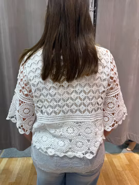 Cremevit virkad topp