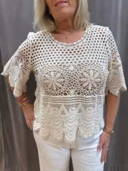 Ljus beige virkad topp