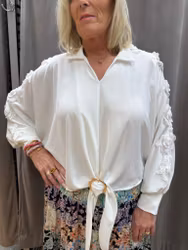 Vit blus med spets och guldspänne