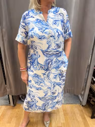 Cremevit klänning med blått mönster