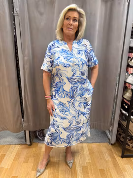 Cremevit klänning med blått mönster