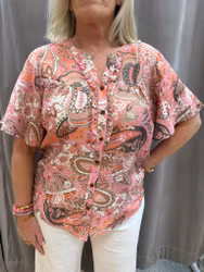Paisleymönstrad blus i korall