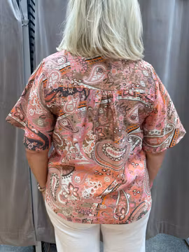 Paisleymönstrad blus i korall
