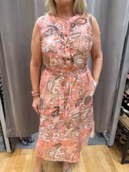Ärmlös paisley klänning i korall
