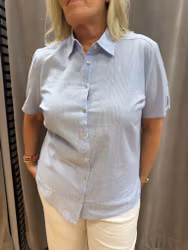 Blå smalrandig kortärmsskjorta