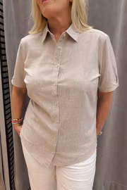 Beige smalrandig kortärmsskjorta