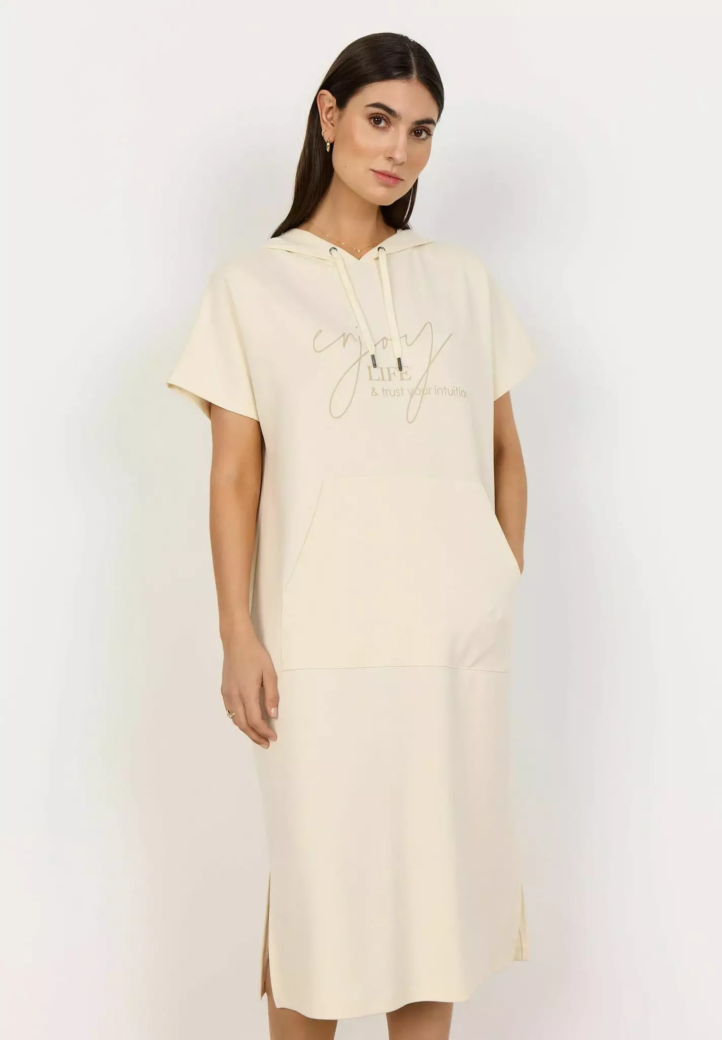 Cremefärgad klänning med luva