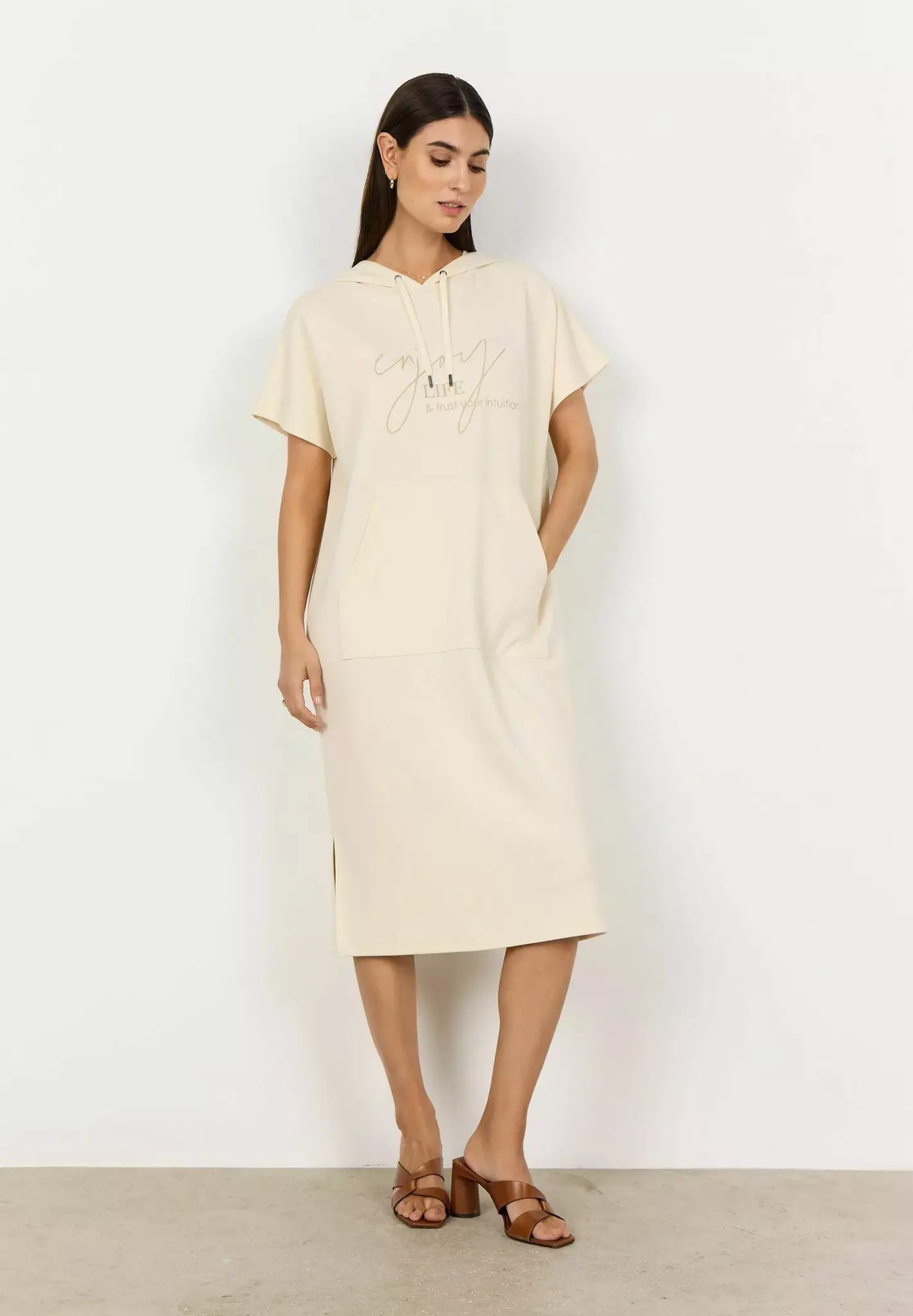 Cremefärgad klänning med luva