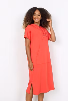 Vallmoröd klänning med luva