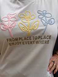 T-shirt med pastell blommor och guld