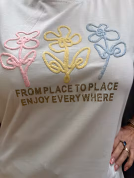 T-shirt med pastell blommor och guld