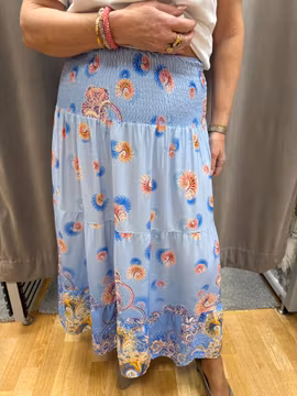 Blå kjol med paisleymönster och smock