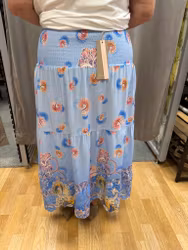 Blå kjol med paisleymönster och smock