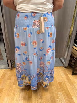 Blå kjol med paisleymönster och smock