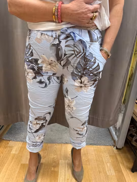 Blå magiska byxor med beige blommor