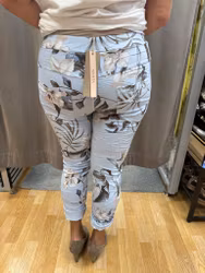 Blå magiska byxor med beige blommor