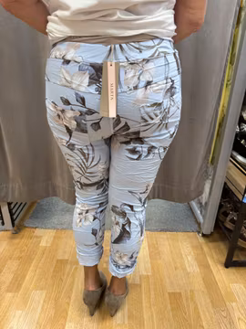 Blå magiska byxor med beige blommor