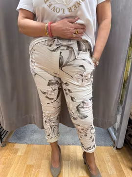 Beige magiska byxor med beige blommor