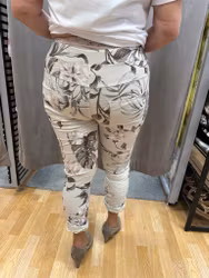 Beige magiska byxor med beige blommor