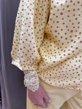 Gul blus med prickar