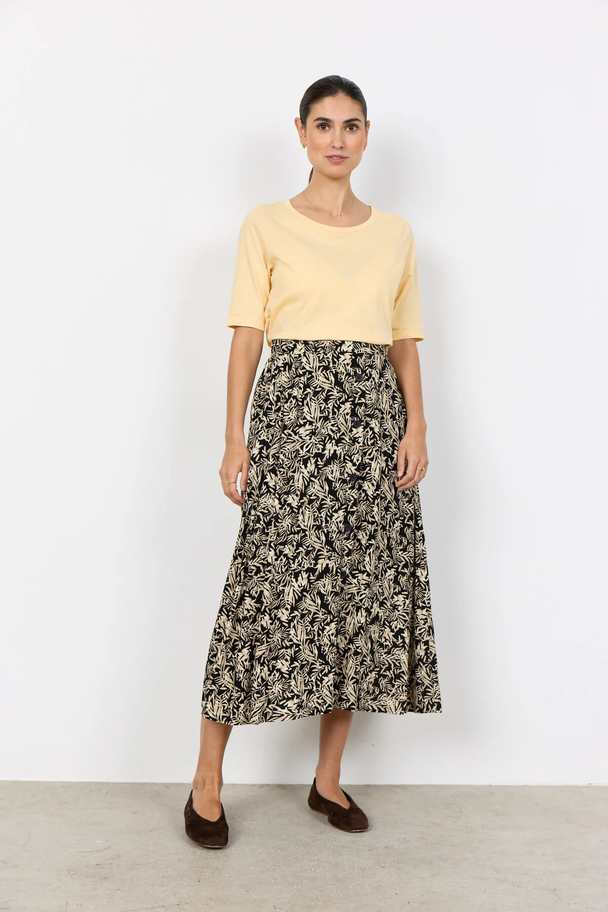 Svart och beige mönstrad kjol med knappar