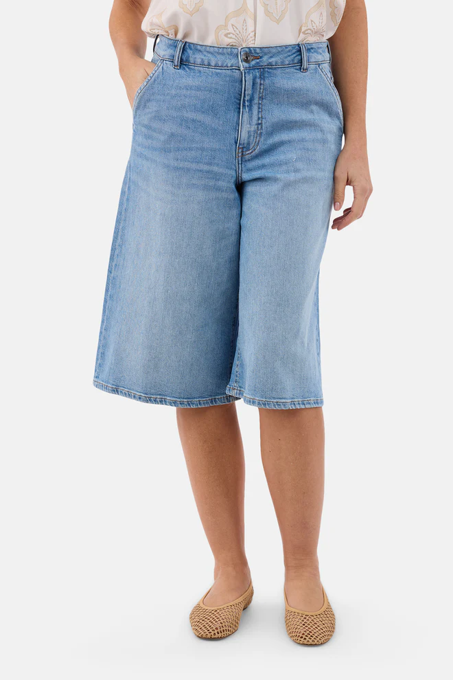 Ljusblå cityshorts i jeans