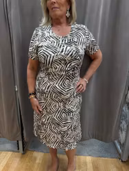 Mönstrad klänning i brunt och beige